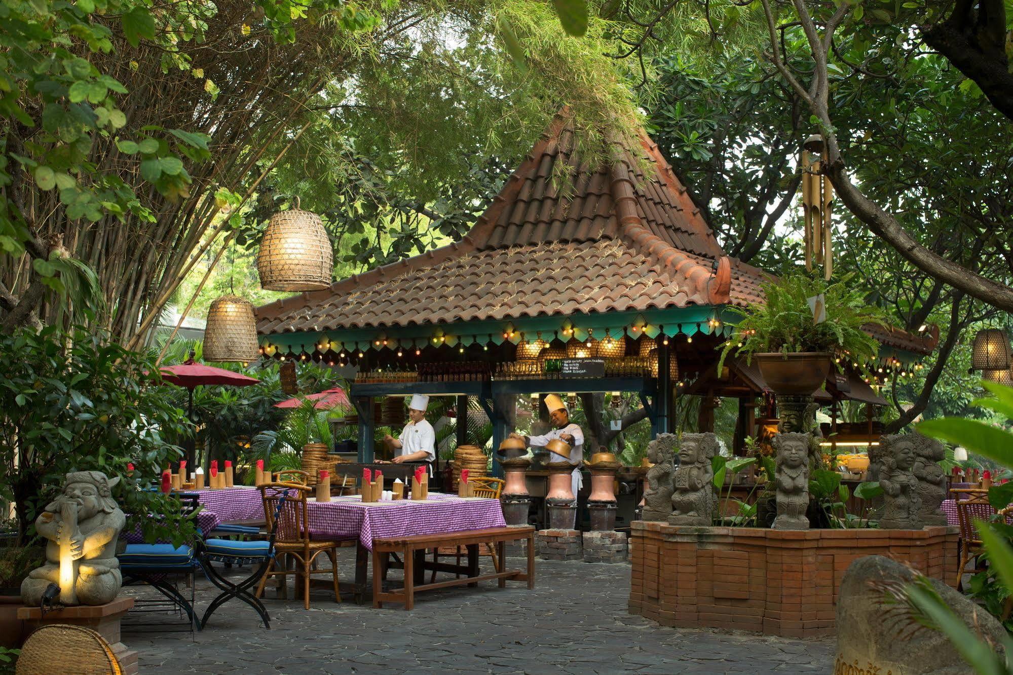 Bumi Surabaya City Resort Экстерьер фото